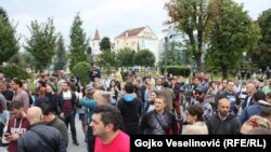 Qindra gazetarë, mbështetës të opozitës dhe aktivistë kanë protestuar të hënën në qendër të Banja Llukës, pas sulmit ndaj gazetarit Vlladimir Kovaçeviq.