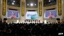 Președintele Comisiei Europene, Ursula von der Leyen (s), vorbește în timpul unei sesiuni plenare la Summitul de acțiune privind inteligența artificială, la Grand Palais, în Paris, pe 11 februarie 2025.