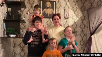 Им все равно, в кого стрелять". Многодетная мать призвала жечь военкоматы