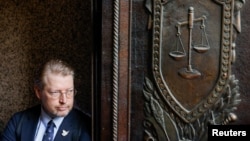 Председатель "Яблока" Николай Рыбаков перед слушаниями по апелляции "Яблока"