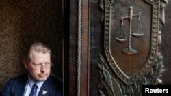 Ռուսաստան - «Յաբլոկո» կուսակցության նախագահ Նիկոլայ Ռիբակովը Գերագույն դատարանի շենքի մուտքի մոտ, օգոստոս, 2026թ.
