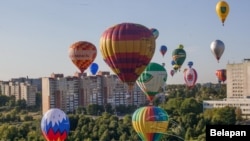 Дзясяткі паветраных шароў над Менскам ФОТА