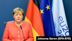 Според германският канцлер Ангела Меркел Албания ще трябва да изчака още за стартирането на преговорите за присъединяване към ЕС. В същото време пречката пред Северна Македония е свързана със споровете с България