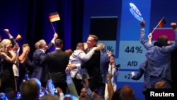 "Almaniya üçün Alternativ" (AfD) ifrat sağçı partiyasının tərəfdarları Saksoniya-Anhalt əyalət seçkilərində qələbəni qeyd edirlər.