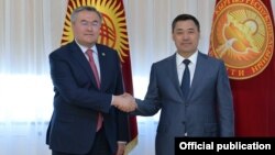 Президент КР Садыр Жапаров и министр иностранных дел Казахстана Мухтар Тлеуберди.