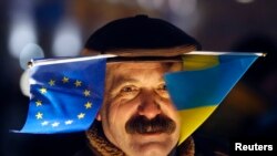 Участник акции сторонников евроинтеграции Украины в Киеве