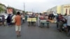 Полиция вымогает деньги у рыночных торговцев, оставшихся без работы из-за коронавирусного карантина 