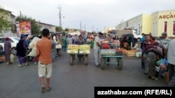 Illýustrasiýa suraty. Türkmenistanda bir bazar. Arhiwden alyndy.