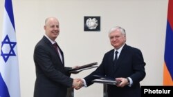 Armenia - Armenian Foreign Minister Edward Nalbandian (R) and Israel's Minister of Regional Cooperation Tzachi Hanegbi sign bilateral agreements after talks in Yerevan, 25Jul2017.