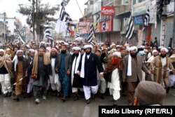 سره له دې چې په کوټه ښار کې په زرګونو پوليس او ملېشه عسکر په دې کار ګومارل شوي چې د ښار امنيت وساتي، خو د خلکو په وينا دوي وسلوالو ته اجازه ورکړې چې خلاصې تڼۍ وګرځي