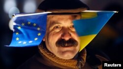У абхазской и украинской внутриполитической жизни есть все же явные "точки пересечения". Достаточно вспомнить осень 2004 года, когда в обеих странах начались и несколько месяцев синхронно продолжались невиданные доселе общественные потрясения в связи с очередными президентскими выборами