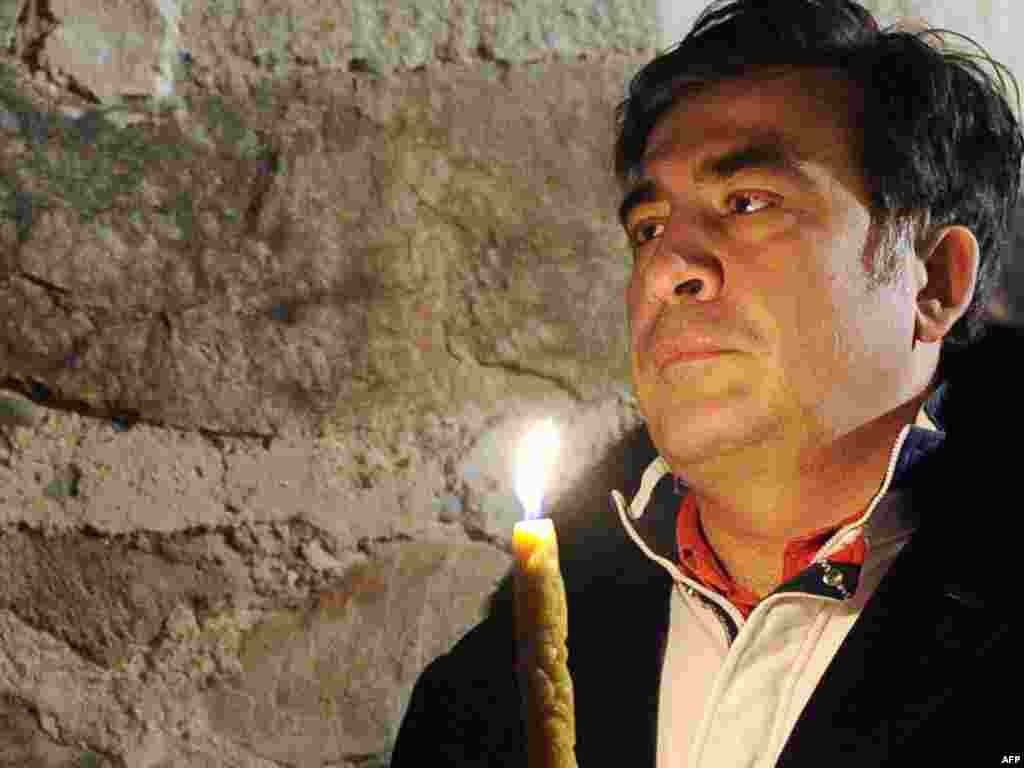 Gruzija - Predsjednik Mikheil Saakashvili na božićnoj liturgiji u Ushguliu, 07.01.2011. Foto: AFP / Irakli Gedenidze