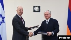 Armenia - Armenian Foreign Minister Edward Nalbandian (R) and Israel's Minister of Regional Cooperation Tzachi Hanegbi sign bilateral agreements after talks in Yerevan, 25Jul2017.