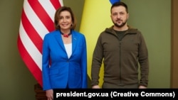 Kryetarja e Dhomës së Përfaqësuesve, Nancy Pelosi dhe presidenti i Ukrainës, Volodymyr Zelensky. Kiev, 1 maj 2022.