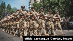«Прирівнюючи «Азов» до терористів, 40 членів Палати Представників США прирівняли до терористів усі інші українські підрозділи», стверджують у полку