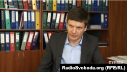 Артем Караченцев, уповноважена особа Фонду гарантування вкладів на ліквідацію «Омега Банку», каже, що у разі скасування сумнівного перепродажу за безцінь мільярдного кредитного портфелю, отримані кошти будуть повернуті, зокрема, й самому банкіру Лагуну