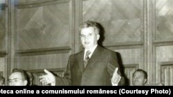 27.XI.1978: Ceaușescu le prezintă comandanților din Armată și Ministerul de Interne viziunea lui de politică internă și internațională înaintea unei reuniuni a țărilor participante la Tratatul de la Varșovia. Sursa: Fototeca online a comunismului românesc; cota: 358/1978