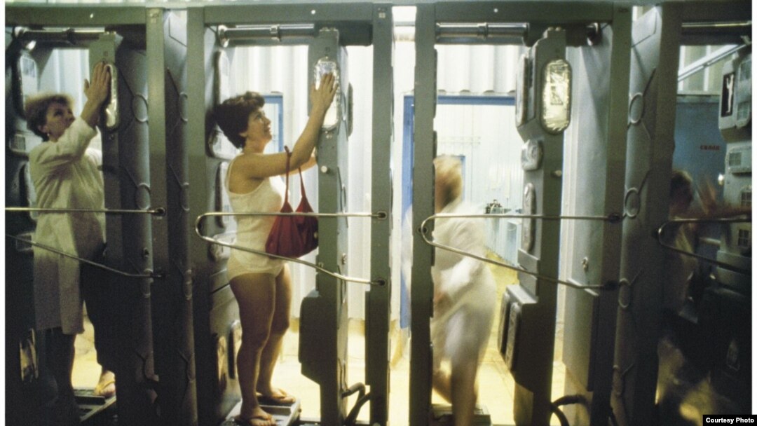 Қара адам аққұбаның кискасына кірді