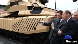 Președintele partidului francez RN, Jordan Bardella, arătând cu degetul la târgul de armament Eurosatory, miercuri, în campanie electorală pentru „anticipate”.