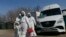 Radnici u zaštitnim odijelima dezinficiraju javni autobus kao mjeru prevencije protiv korona virusa u Donjecku, gradu kojeg kontrolišu separatististi.