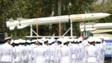 Иран ја претстави својата најнова ракетна технологија на парадата за Денот на националната армија.