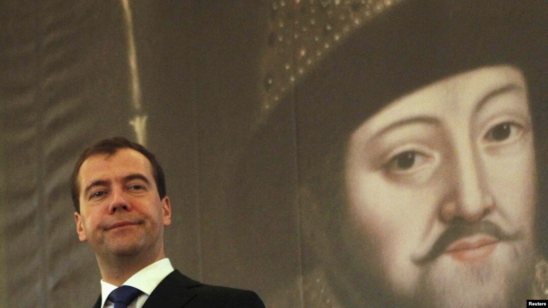 Чехия. Прага. Президент России Дмитрий Медведев у портрета царя Михаила Романова. 08.12.2011. 