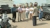 Бас прокуратура алдына жиналған Қаңтар кезінде жақындарынан айырылған бірнеше адам Азаттық тілшісіне шағымдарын айтып тұр. Астана, 14 мамыр 2025 жыл. 