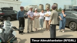 Бас прокуратура алдына жиналған Қаңтар кезінде жақындарынан айырылған бірнеше адам Азаттық тілшісіне шағымдарын айтып тұр. Астана, 14 мамыр 2025 жыл.