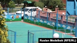 Алматыдағы аула клубтарының біріндегі спорт алаңы. 21 тамыз 2013 жыл.