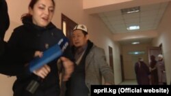 Хашим Зайналиев выталкивает журналистов телеканала «Апрель» из здания своей клиники. 11 марта 2019 года. 
