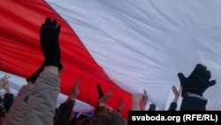Шматмэтровы сьцяг на канцэрце #БНР100 у Менску