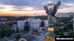 Монумент Незалежності – тріумфальна колона в Києві, присвячена незалежності України. Розташована у центрі міста на майдані Незалежності