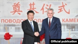 Xi Jinping (majtas) dhe Tomisllav Nikolliq