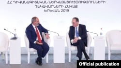 Armenia -- Prime Minister Nikol Pashinian (L) and Foreign Minister Zohrab Mnatsakanian chair a meeting of Armenia's ambassadors abroad, Yerevan, August 27, 2019.