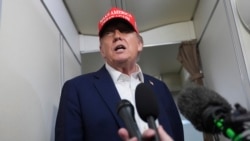 Trump la bordul aeronavei Air Force One, unde a vorbit cu presa despre mai multe teme internaționale, inclusiv războiul din Ucraina. 