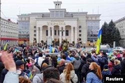 В центре Херсона люди радуются освобождению города из-под российской оккупации. Херсон, 12 ноября 2022 года