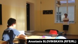В классных комнатах по центру всего два стола: один – для учителя, второй – для ученика