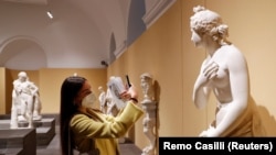 Италиянын музейинде жүргөн аял. Рим. 2021-жыл.