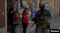 Un membru al forțelor de securitate americane în timpul unui raid împotriva imigranților ilegali, la Chicago, pe 6 noiembrie 2025