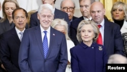 Fostul președinte al SUA, Bill Clinton (între 1993 și 2001), și soția lui, Hillary Clinton, fost Secretar de Stat al SUA în mandatul președintelui Obama (între 2009 și 2017), la inaugurarea celui de-al doilea mandat al președintelui Donald Trump (ianuarie 2026).