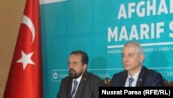 ریها­ دینی ­میچ معینِ وزارتِ معارفِ ترکیه (راست) در جریان کنفرانس خبری در کابل. April 20 2019