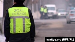 Дорожный полицейский в Казахстане. Иллюстративное фото.
