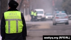Дорожный полицейский на улице. Алматы, 12 января 2012 года.