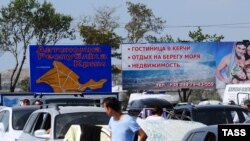 Черга автомобілів до поромної переправи в окупованому Криму, серпень 2014 року
