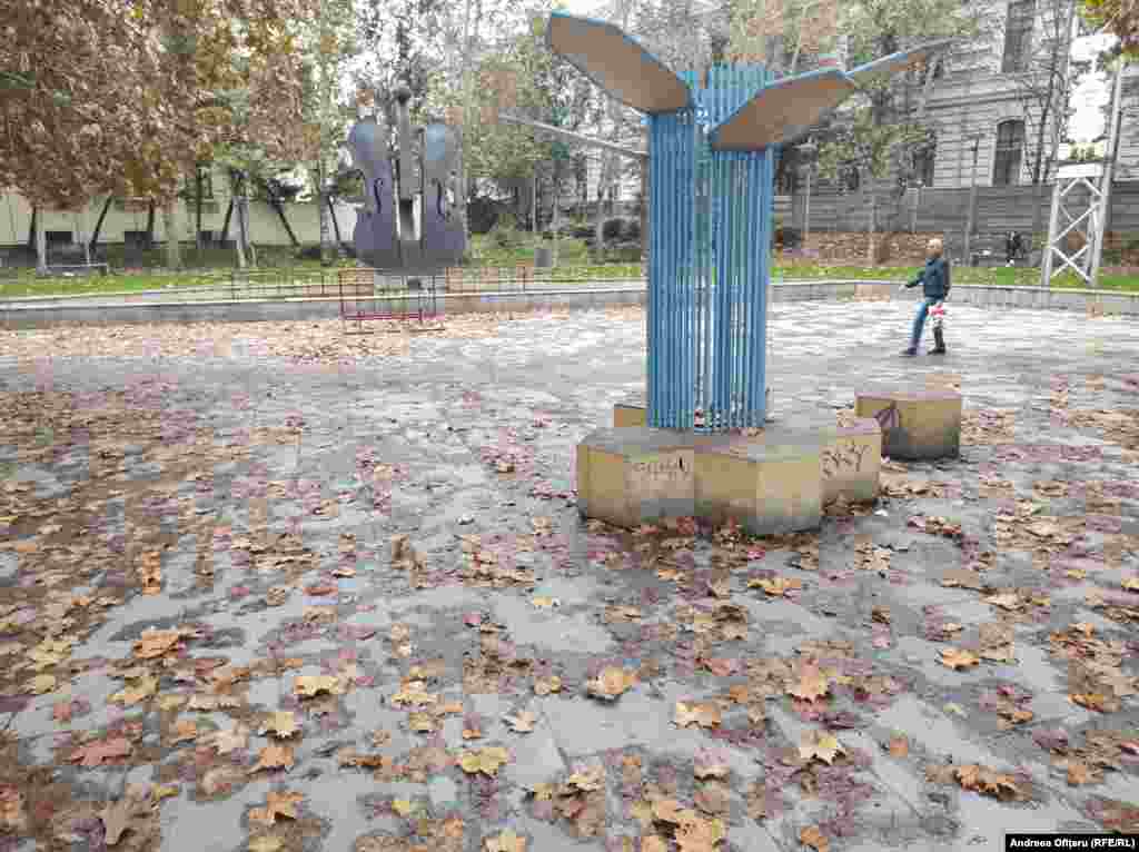 Piațeta de la Piața Universității din apropierea Spitalului Colțea. 