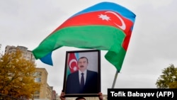 د اذربایجان بیرغ او د ولسمشر عکس 