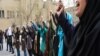 ირანელი ქალები თეირანში, "ქალთა დღისადმი" მიძღვნილ აქციაზე (ფოტო არქივიდან).
