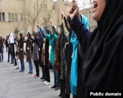 Иранские девушки на праздновании Дня женщин, отмечаемого 20 апреля