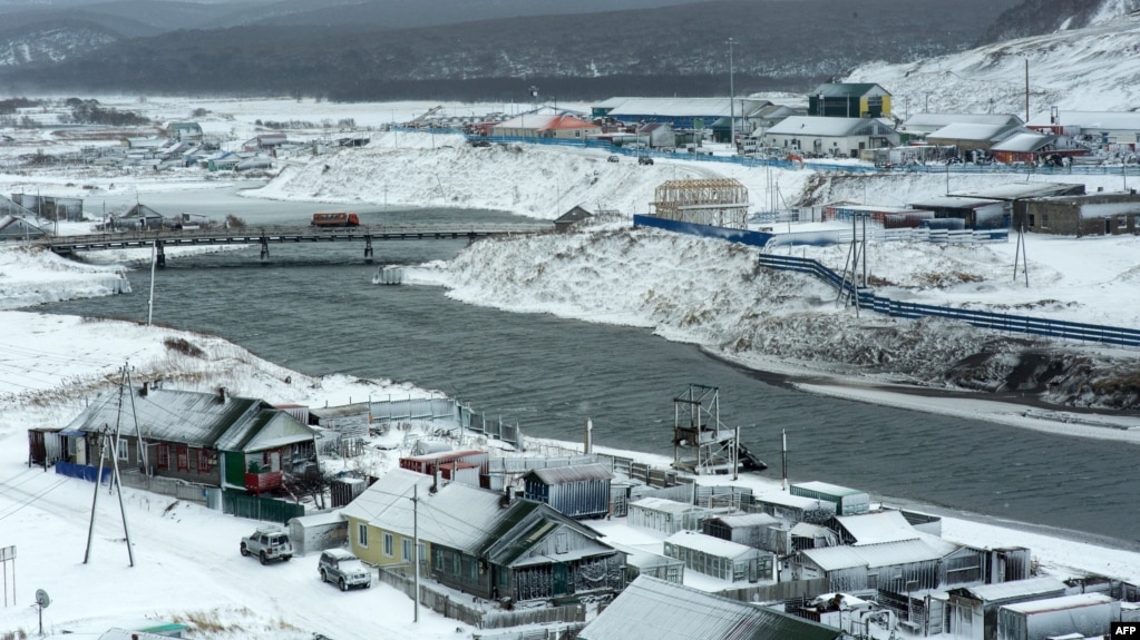 Iturup aralındağı qıs. Büginde daulı araldar territoriyasında 19 mıñğa juıq reseylikter twrıp jatır.