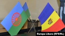 Drapelul romilor alături de cel al Republicii Moldova